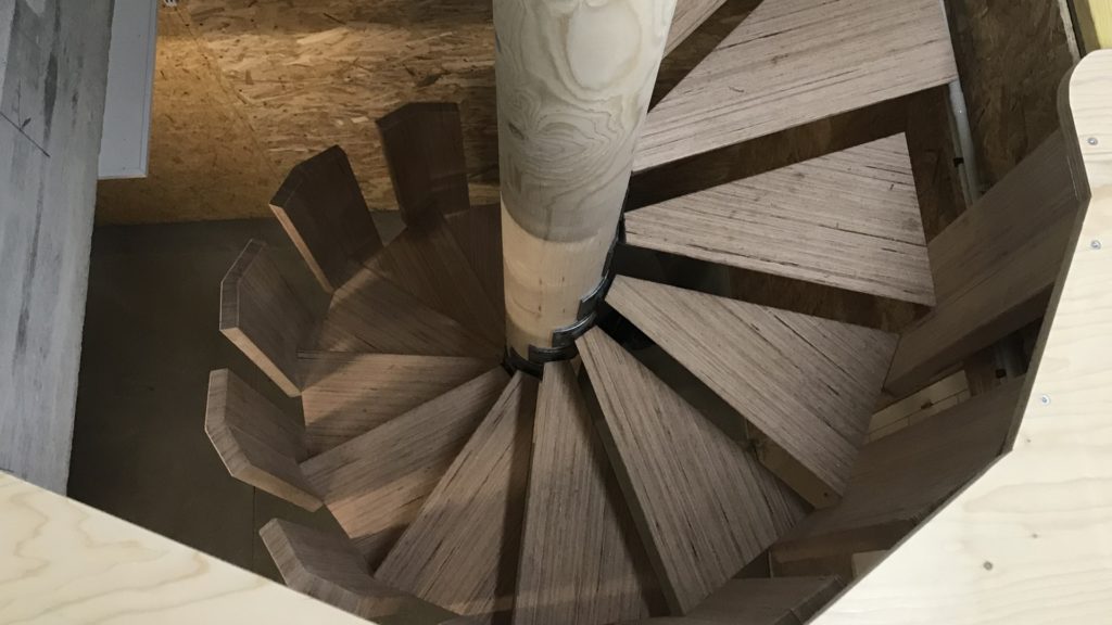 Aménagement intérieur escalier colimaçon en bois