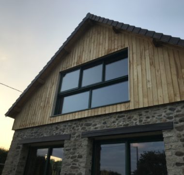 Maison demie-façade en bardage bois