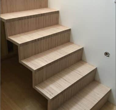 Escalier intérieur en bois