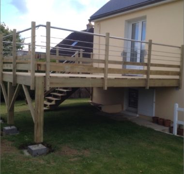 Terrasse en hauteur en bois naturel