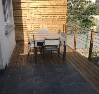 terrasse en bois en garde corps inox et en verre