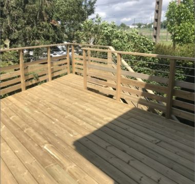 Terrasse en hauteur en pin