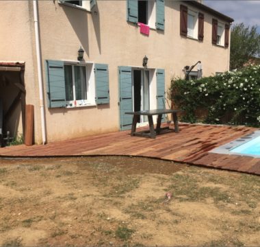 terrasse en bois avec piscine