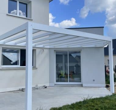 Création d'une pergola en bois peint