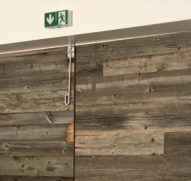 Création d'une porte de sortie en bois