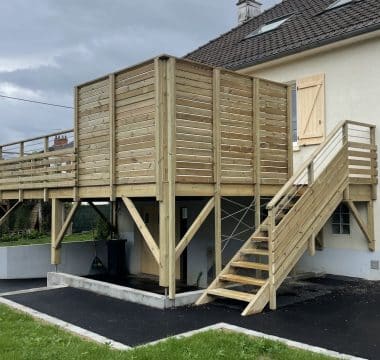 Création d'une terrasse sur pilotis avec escaliers