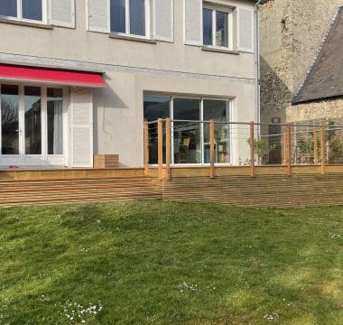 Intégration d'une terrasse avec escalier à une maison